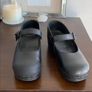 Dansko black Mary Jane clogs!